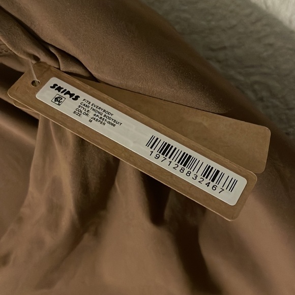 BRAND NEW SKIMS size M never worn - Picture 2 of 4